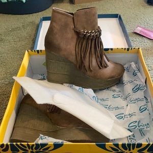 Woman’s wedge tan booties!